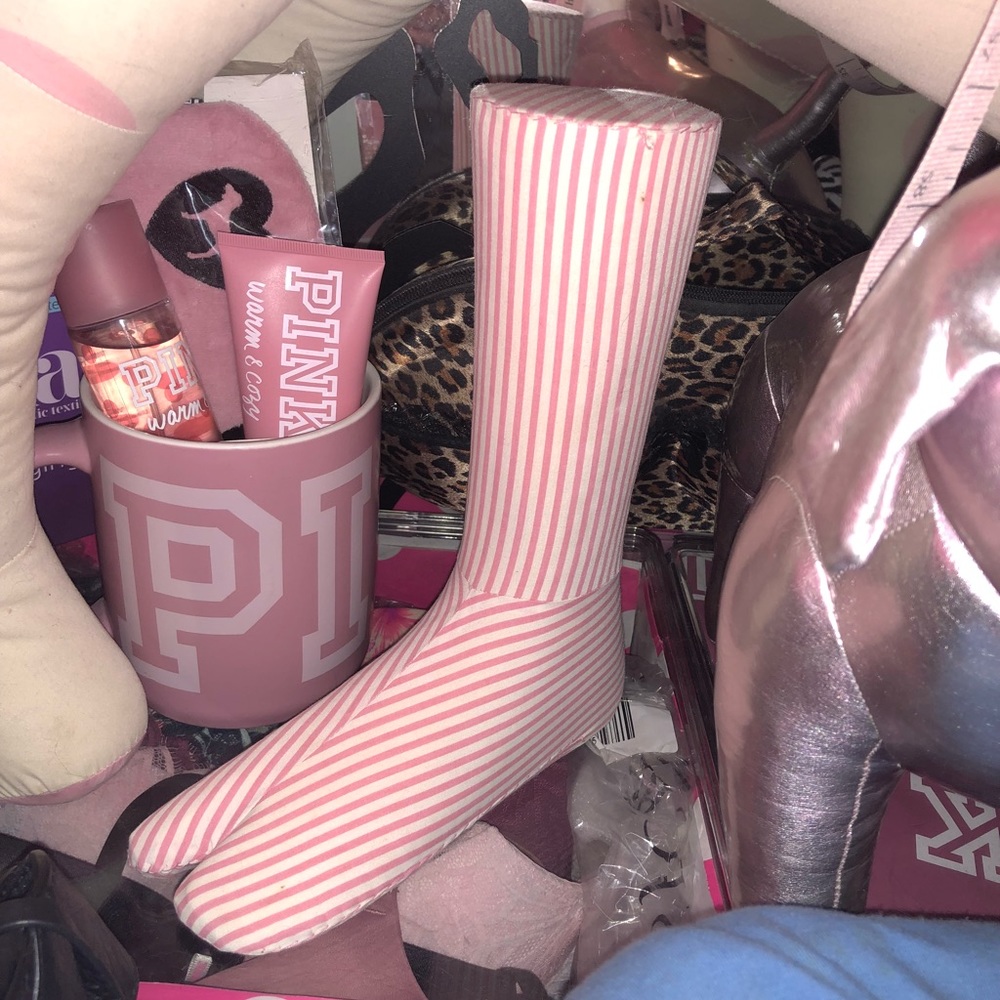 Vs pink foot manny